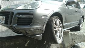 ▲台北市大同區民權西路19日發生一起車禍，一輛計程車撞上保時捷「凱燕」，導致保時捷卡在中央分隔島上。（圖／翻攝畫面）