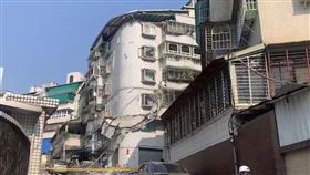 ▲透過Google Map可清楚看見再興社區崩塌前、崩塌後的差別。（圖／翻攝畫面）