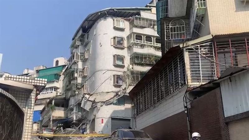 再興社區外牆崩！住戶將可回家拿東西