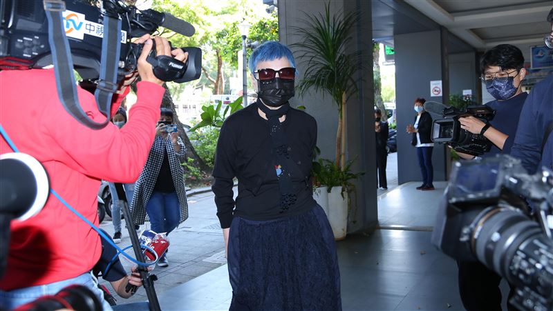 顧寶明沒交代就走　張小燕赴靈堂弔唁