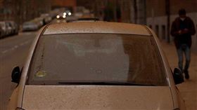 車子都覆蓋厚厚灰塵。（圖／路透社）