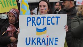 安卡拉示威籲保護烏克蘭旅土耳其烏克蘭人12日在安卡拉地標勝利紀念碑前示威，就俄羅斯侵略發出沉痛怒吼。一位參與活動的民眾手持寫有「保護烏克蘭」海報。中央社記者何宏儒安卡拉攝   111年3月13日