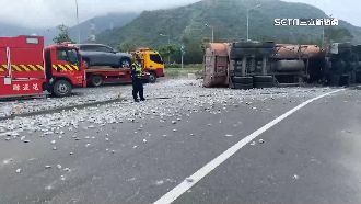 碎石灑滿地！砂石車翻覆駕駛竟落跑