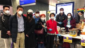 維也納台僑送熱湯給烏克蘭難民駐奧地利代表張小月（右3）與當地台僑19日在維也納中央火車站分送熱湯給烏克蘭難民享用。（駐奧地利代表處提供）中央社記者林育立柏林傳真  111年3月20日