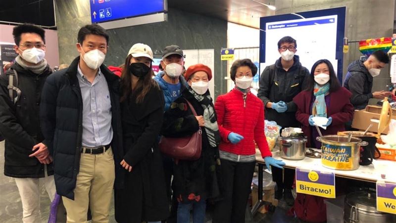 安慰烏克蘭難民 　維也納台僑送熱湯