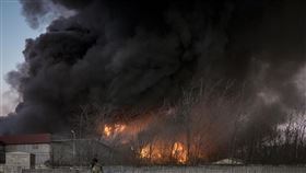 烏克蘭城市馬立波（Mariupol）遭到轟炸。（圖／美聯社／達志影像）