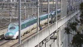 日本發生強震，JR東日本公司持續進行搶修新幹線。（圖／美聯社／達志影像）