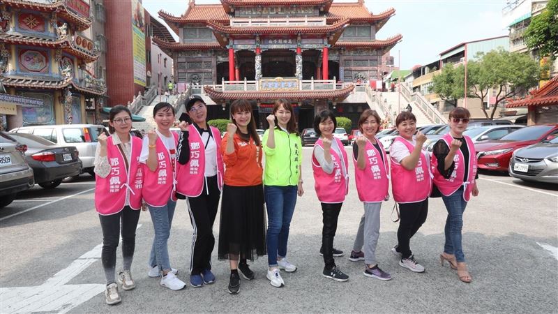 正妹女力相挺高雄新人鄧巧佩