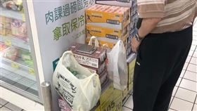 賣場見大哥自備電子秤！拿冰箱包子來回狂秤「輕的放回去」（圖／翻攝自爆廢公社臉書）