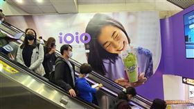 ▲在捷運站內與廣告合影即可獲得免費飲品一盒！（圖／主辦單位提供）