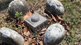 網友發問安全島上的石頭用途是什麼功能。（圖／翻攝自爆廢公社臉書社團）