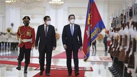 日本首相岸田文雄從印度抵達柬埔寨，與柬埔寨總理洪森會面。（圖／美聯社／達志影像）