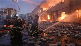 馬立波遭到砲擊，一間戲院起火燃燒。（圖／美聯社／達志影像）