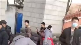 ▲一家3人參加長輩告別式，不料還未開車離開殯儀館，就遭貨車攔腰撞上，全數身亡。（圖／翻攝自楚天都市報）