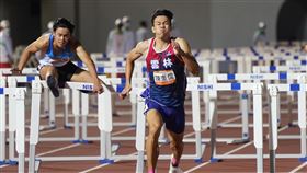 陳奎儒全運會110公尺跨欄5連霸（3）110年全國運動會18日晚間在新北市板橋第一運動場進行男子組田徑110公尺跨欄決賽，「台灣欄神」陳奎儒（右）代表雲林縣出賽，跑出13秒50的成績，奪得金牌，順利完成5連霸。中央社記者徐肇昌攝  110年10月18日