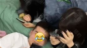 1男5女隔離關同房「穿睡衣睡一起」　網羨：當代韋小寶（圖／翻攝自網易新聞）