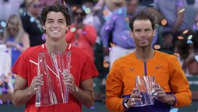 ▲美國好手佛里茲（Taylor Fritz），在印地安泉大師賽擊敗西班牙「蠻牛」納達爾（Rafael Nadal）奪冠。（圖／美聯社／達志影像）