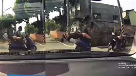 雲林莿桐鄉，機車雙載，女子往後仰倒栽蔥墜地，奶音說靠憋 (圖／翻攝自爆料公社二社)