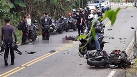 嘉義縣台三線阿婆彎發生事故，男騎士命危送醫搶救中。（圖／翻攝《大埔阿婆彎路況回報》）