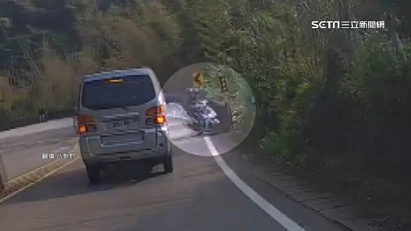 騎士過彎失控！跨道飛出邊坡草叢消失