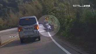 騎士過彎失控！跨道飛出邊坡草叢消失