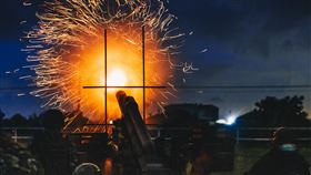 陸軍21砲指部鑑測　火砲夜間射擊畫面震撼陸軍21砲指部官兵近日接受基地期末鑑測，官兵依令實施105榴砲夜間射擊，火光四射，畫面震撼。 （軍聞社提供）中央社記者王承中傳真　110年8月12日