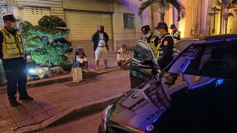 黑車遇路檢點突詭異狂晃　警一查驚呆