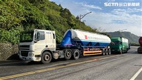 台二線110.5公里處發生連環車禍，硫酸槽車司機當場受困。（圖／翻攝畫面）