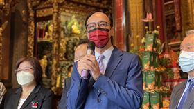 國民黨主席朱立倫參拜萬華龍山寺。（圖／國民黨提供）