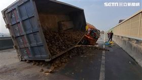 載滿錫鐵的曳引車行經西濱南下台中段翻車。（圖／翻攝畫面）