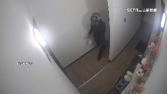 外送員送餐後上頂樓　拿手機照洗衣機