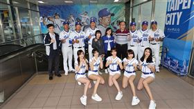 ▲新莊捷運站打造為「富邦悍將主題捷運站」，21日正式對外亮相。（圖／富邦悍將球團提供）