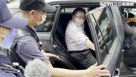 台東警方搜索張靜律師住家及事務所，並將他帶回警局偵訊。（圖／翻攝畫面）