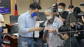 在會議中場休息時間時，立委蔣萬安（左）也跟團體代表溝通。（圖／記者簡浩正攝影）