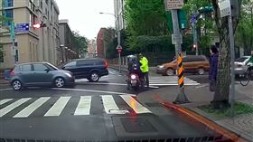 闖紅燈,摩托車,路口,（圖／翻攝自臉書《●【爆廢公社二館】●》）