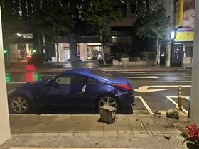 ▲台北市中正區博愛特區一透天厝外牆水泥塊崩落，砸到停在路邊的轎車。（圖／翻攝畫面）