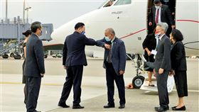 馬紹爾總統率團抵台  吳釗燮接機（1）馬紹爾群島共和國總統柯布亞（David Kabua）（前右3）伉儷率領訪問團一行11人搭乘的包機，21日下午降落於桃園國際機場C1停機坪，外交部長吳釗燮（前左2）代表接機，雙方以互碰手肘方式取代握手。中央社記者吳睿騏桃園機場攝  111年3月21日