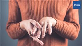 指甲有黑條紋是癌症徵兆？灰指甲與乾癬指甲怎麼分？
