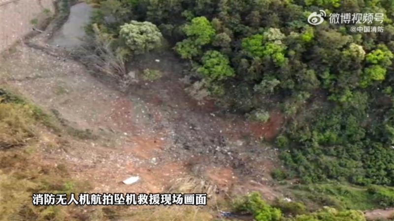新／東航墜機剩灰燼　空拍畫面曝光