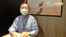 根據去年健保署統計數據顯示，2008-2016這幾年來，口服藥組回診就醫次數較針劑組少三成，黃聖懿醫師指出，此方便性對行動不便的年長者而言，有蠻大幅度的幫助。