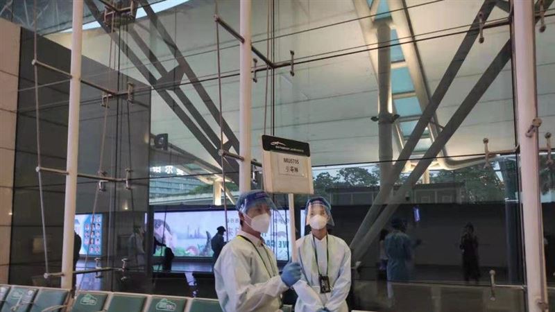 東航空難家屬情緒失控　機場痛哭