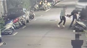 ▲吳姓女子2人在台北市安和路一段一酒吧前，遭李男潑灑培養土製成的泥漿。李男隨即逃逸，但仍被逮，辯稱認錯人了。（圖／翻攝畫面）