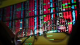 台積電領軍  台股早盤大漲站回年線（2）美股4大指數收高，台股10日再度上演跌深反彈行情，在權值股台積電大漲3%帶動下，電子、金融與傳產股齊揚，指數跳空開高勁揚逾355點，早盤最高來到17371.11點，站回年線。中央社記者王騰毅攝  111年3月10日