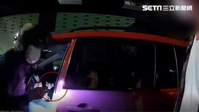 邊開車邊爽看A片！汐止男無照還藏毒