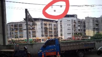 基隆高架電纜掛垃圾！疑附近住戶亂扔