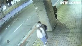 谷女前往市府轉運站搭車時，遇到借錢姐詐騙車資。（圖／翻攝畫面）