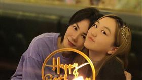 李嫣（右）的母親是天后王菲（左）。（圖／翻攝自李嫣微博）