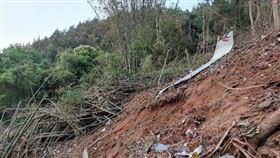東航客機墜機現場殘骸散落在地。（圖／翻攝自中新網）
