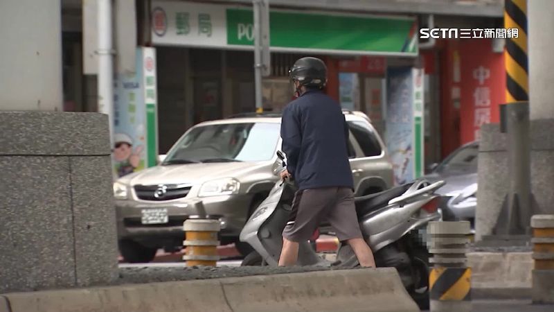 紅燈牽車遭罰　法官撤處份：不算行駛