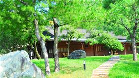 ▲「松之園」為台灣紅檜興建的木屋，搭配六角紅色地磚，具有濃濃的日式懷舊風。（圖／業者提供）